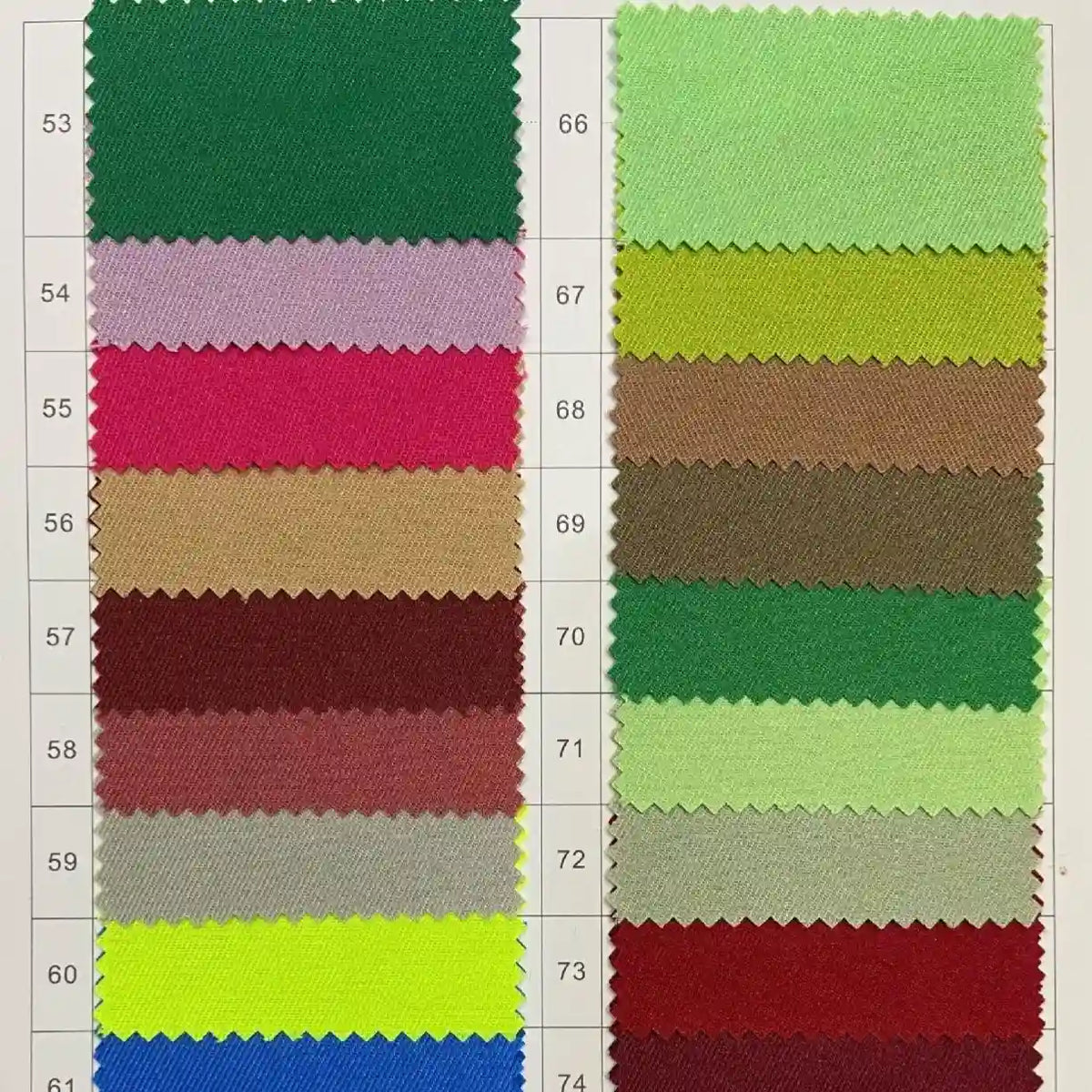 Un tableau avec des échantillons numérotés de Tissu gabardine 100% polyester de Longan Craft France : la colonne de gauche montre des rouges, des roses, des bruns, des gris, des jaunes néon ; la colonne de droite montre des verts, des jaunes et des bruns - idéal pour les gilets élégants ou les uniformes.