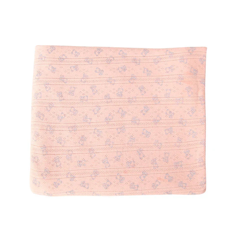 Le "Tissu pointelle motif ours au mètre" de Longan Craft France est un tissu côtelé en coton rose pâle avec de subtils motifs bleus en forme d'ours et de diagonale, idéal pour la confection de vêtements d'enfants, présenté plié sur un fond blanc uni.