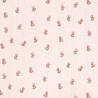Tissu pointelle en coton imprimé, fond rose pâle à motifs de petites fleurs roses et feuilles vertes alignées verticalement, lignes pointillées fines. Idéal pour vêtements bébé. Longan Craft France - vendu au mètre pour projets DIY couture.
