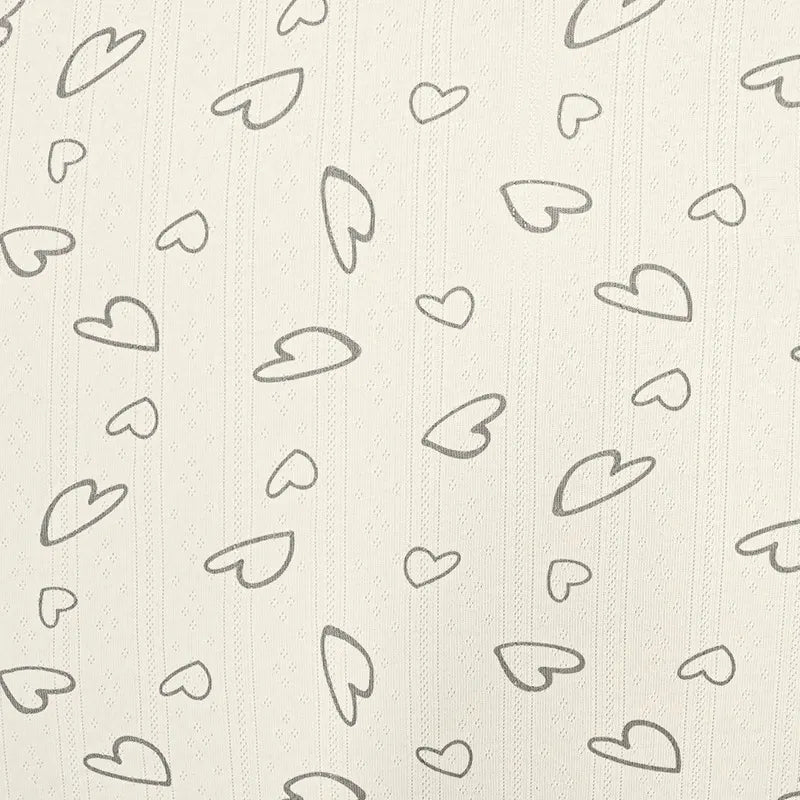 Le tissu pointelle en coton imprimé Longan Craft France offre une surface crème ornée de cœurs dessinés à la main. De qualité supérieure, ce tissu au mètre est idéal pour la couture DIY et les vêtements d'enfants.