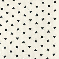 Un fond blanc avec des rangées verticales régulièrement espacées de petits cœurs noirs unis - idéal pour la couture enfant. Tissu pointelle en coton imprimé au mètre de Longan Craft France, maille haute qualité pour vêtements bébé DIY.