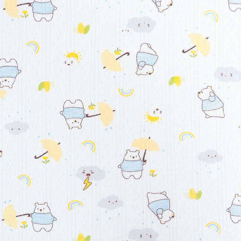 Le Tissu pointelle en coton imprimé au mètre de Longan Craft France est une maille de haute qualité avec motifs d'ours, nuages et arcs-en-ciel sur fond blanc, idéale pour la couture DIY de vêtements d'enfants.