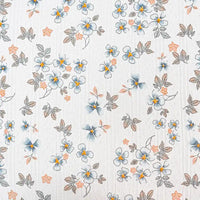 Tissu pointelle en coton imprimé de Longan Craft France : un tissu maille à fleurs bleues, jaunes, orange et feuilles brunes sur fond blanc, idéal pour la couture de vêtements d'enfants grâce à son motif régulier.