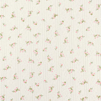 Tissu pointelle en coton imprimé au mètre Longan Craft France : fond crème avec petites fleurs roses et feuilles vertes en rangées séparées par des pointillés, idéal pour vêtements bébé ou couture DIY enfants.