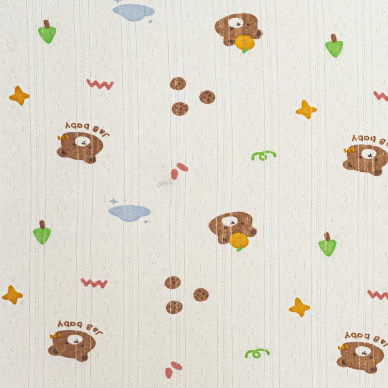 Découvrez le Tissu pointelle en coton imprimé au mètre de Longan Craft France : un tissu maille haute qualité orné d'oursons, étoiles, toupies et nuages sur fond crème, idéal pour la couture de vêtements d'enfants DIY.