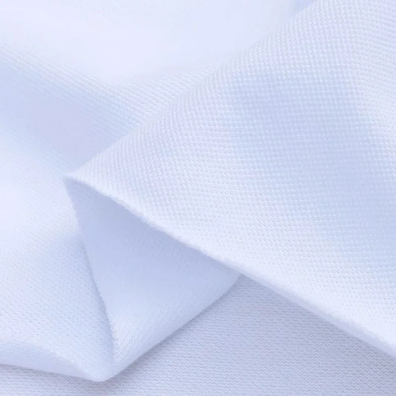 Le Piqué de coton uni au mètre de Longan Craft France montre son tissage blanc et subtilement texturé. Ce tissu piqué de coton uni au mètre est idéal pour les polos et la couture de bricolage, mettant en valeur les détails fins et un aspect net et précis.
