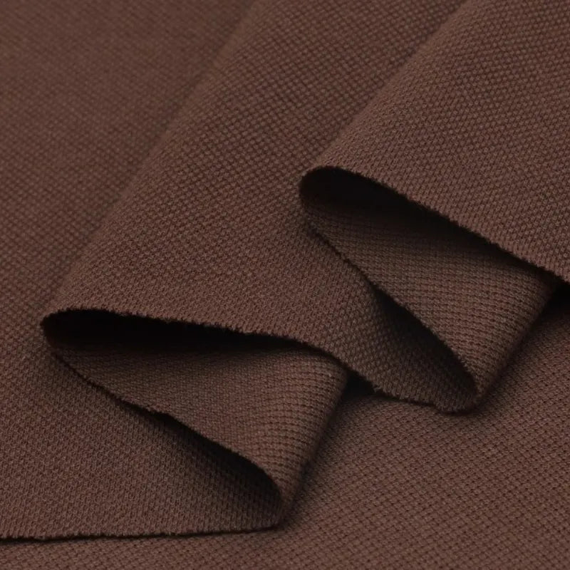 Une vue rapprochée du piqué de coton uni au mètre de Longan Craft France montre ses plis nets, sa surface texturée et ses fibres visibles. Il est parfait comme tissu piqué jersey pour les polos ou les projets de couture DIY.
