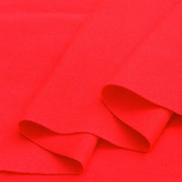 Gros plan sur le Piqué de coton uni au mètre de Longan Craft France : tissu jersey de coton rouge vif, légèrement texturé, idéal pour les polos ou les projets de couture de bricolage, disponible en tissu au mètre.