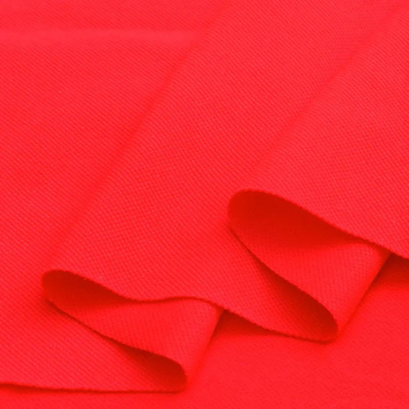 Gros plan sur le Piqué de coton uni au mètre de Longan Craft France : tissu jersey de coton rouge vif, légèrement texturé, idéal pour les polos ou les projets de couture de bricolage, disponible en tissu au mètre.