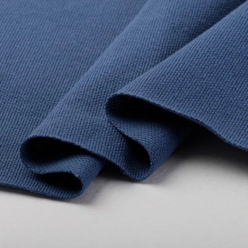 Gros plan sur le Piqué de coton uni au mètre de Longan Craft France, avec ses bords bleus repliés et sa maille jersey distincte - un tissu piqué parfait pour les polos ou les projets de couture DIY.