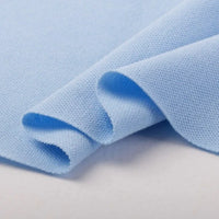 Gros plan sur le Piqué de coton uni bleu clair de Longan Craft France, un tissu en jersey piqué doux et souple vendu au mètre - idéal pour les polos, les chemises ou les projets de couture DIY.