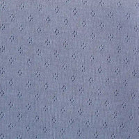 Gros plan sur le tissu bleu clair Tissu jersey pointelle 100% coton au mètre de Longan Craft France, un tissu jacquard pointelle avec un motif répété de petits diamants ajourés - parfait pour les bodys de bébé DIY.