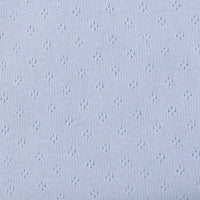 Gros plan sur le Tissu jersey pointelle 100% coton de Longan Craft France, un tissu jacquard bleu clair avec un petit motif ajouré en forme de losange - parfait pour un body bébé doux et respirant ou d'autres créations délicates.