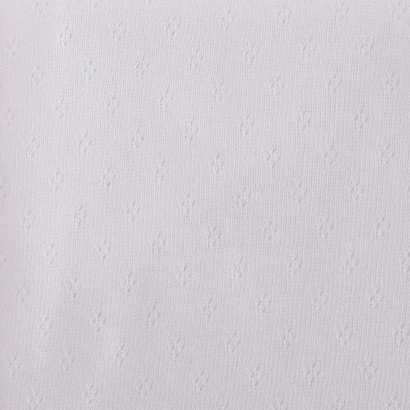 Gros plan sur le Tissu jersey pointelle 100 % coton au mètre de Longan Craft France, un tissu jacquard doux et léger avec un subtil motif en losange - idéal pour le tissu de bricolage pour body bébé ou les sous-vêtements délicats grâce à sa texture douce.