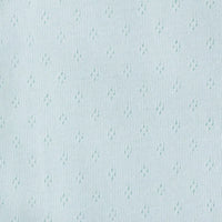 Gros plan sur le tissu bleu clair Tissu jersey pointelle 100 % coton de Longan Craft France, montrant son motif jacquard avec de petits trous en forme de losange - un tissu idéal pour le bricolage, pour les bodys de bébé et les projets légers au mètre.