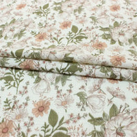 Double gaze à fleurs rétro au mètre de Longan Craft France : tissu 100 % coton pour bébés, imprimé fleurs rétro, feuilles et libellules vert, beige et rose pâle sur fond blanc pour un style vintage charmant.