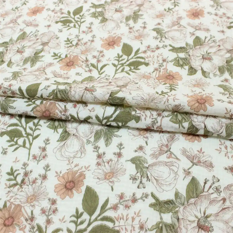 Double gaze à fleurs rétro au mètre de Longan Craft France : tissu 100 % coton pour bébés, imprimé fleurs rétro, feuilles et libellules vert, beige et rose pâle sur fond blanc pour un style vintage charmant.