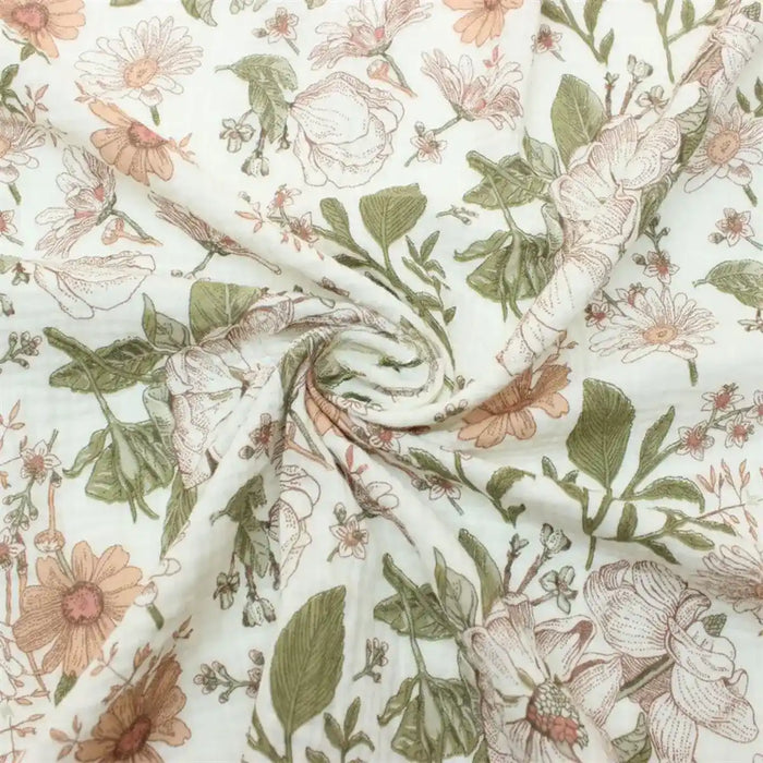 Gros plan sur Double gaze à fleurs rétro au mètre de Longan Craft France, 100% coton, avec des imprimés floraux rose pastel, vert et beige, des plis élégants et une torsion en spirale pour un style vintage subtil, idéal pour les bébés.