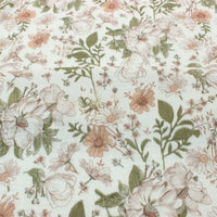Découvrez le tissu Double gaze à fleurs rétro au mètre de Longan Craft France : 100 % coton, motifs vintage de fleurs roses, crème et vert sur fond clair. Idéal pour créations bébé avec ses détails raffinés et son style charmant.