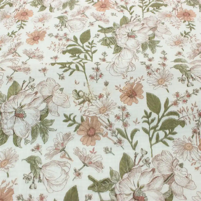 Découvrez le tissu Double gaze à fleurs rétro au mètre de Longan Craft France : 100 % coton, motifs vintage de fleurs roses, crème et vert sur fond clair. Idéal pour créations bébé avec ses détails raffinés et son style charmant.