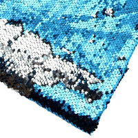 Gros plan sur le Tissu pailleté bicolore réversible au mètre de Longan Craft France, qui présente des paillettes bleues, blanches et noires scintillantes disposées dans un motif texturé - idéal pour des accessoires étincelants.