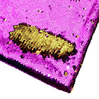 Un gros plan de Tissu pailleté bicolore réversible au mètre de Longan Craft France montre des paillettes roses densément emballées qui, lorsqu'elles sont brossées, révèlent l'or en dessous, créant ainsi une texture ludique et accrocheuse, parfaite pour les accessoires.
