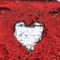 Le Tissu pailleté bicolore réversible au mètre de Longan Craft France présente des paillettes réversibles brillantes qui reflètent magnifiquement la lumière. Les paillettes blanches forment un cœur, entouré d'un rouge contrasté pour un effet éblouissant.