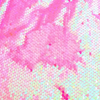 Gros plan sur le Tissu pailleté bicolore réversible au mètre de Longan Craft France, qui présente des paillettes réversibles densément disposées qui se reflètent dans les tons rose pastel, blanc et vert menthe pour un effet chatoyant, idéal pour les accessoires.