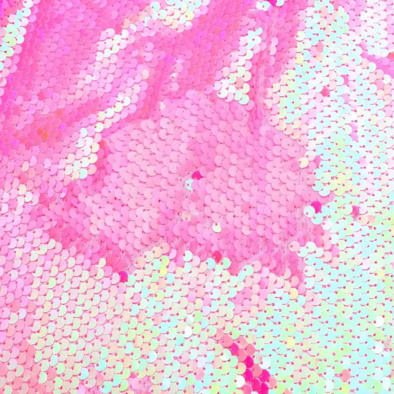Gros plan sur le Tissu pailleté bicolore réversible au mètre de Longan Craft France, qui présente des paillettes réversibles densément disposées qui se reflètent dans les tons rose pastel, blanc et vert menthe pour un effet chatoyant, idéal pour les accessoires.