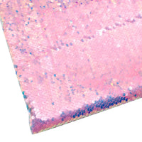 Gros plan sur Tissu pailleté bicolore réversible au mètre de Longan Craft France, recouvert de sequins roses scintillants et iridescents pour une surface brillante, idéale pour accessoires.