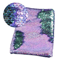 Pièce rectangulaire en tissu pailleté bicolore réversible de Longan Craft France, à dominante violette avec des zones vertes. Un encart montre un gros plan des paillettes iridescentes, soulignant leur effet chatoyant et changeant de couleur.