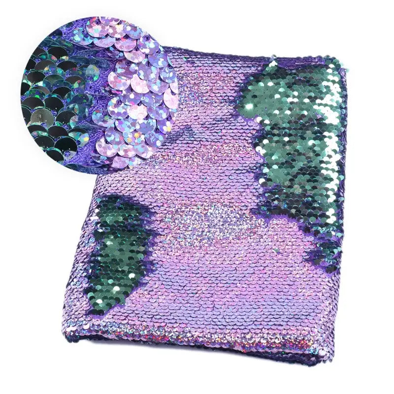 Pièce rectangulaire en tissu pailleté bicolore réversible de Longan Craft France, à dominante violette avec des zones vertes. Un encart montre un gros plan des paillettes iridescentes, soulignant leur effet chatoyant et changeant de couleur.