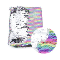 Un échantillon du tissu pailleté bicolore réversible au mètre de Longan Craft France montre des paillettes arc-en-ciel irisées d'un côté et blanches de l'autre, avec un gros plan révélant le détail complexe des paillettes réversibles.