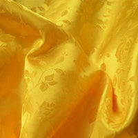 Gros plan sur le Tissu satin jacquard rose au mètre de Longan Craft France : tissu brillant à motifs floraux, légèrement froissé, avec d'élégants reflets de lumière - idéal pour la couture.