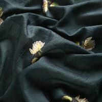 Tissu lyocell imprimé roses au mètre de Longan Craft France : textile en lyocell brodé motif floral, respirant et idéal pour la confection de robes. Motif de fleurs jaunes et blanches sur fond vert avec texture subtile.