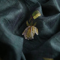 Gros plan sur le Tissu lyocell imprimé roses au mètre de Longan Craft France, un textile respirant en lyocell brodé motif floral, idéal pour la confection de robes et vêtements élégants.