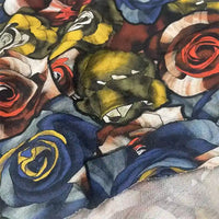 Gros plan sur le tissu en maille piquée imprimé roses au mètre de Longan Craft France, un tissu respirant 100 % coton avec des motifs de roses colorés, idéal pour les robes à manches courtes DIY et disponible au mètre.