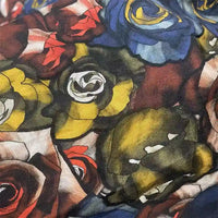 Gros plan sur le tissu en maille piquée imprimé roses au mètre de Longan Craft France, un tissu piqué 100 % coton pour robes à manches courtes, montrant des roses colorées sur fond sombre et une texture respirante idéale pour la couture DIY.