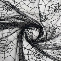 Le Tissu en tulle brodé de sequins au mètre de Longan Craft France, avec son motif toile d'araignée noir sur tissu blanc, met en valeur des détails exquis pour une décoration d'Halloween saisissante.