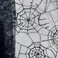Gros plan sur le tissu en tulle brodé de sequins au mètre de Longan Craft France, qui présente un motif de toile d'araignée avec des broderies complexes - idéal pour les décors d'Halloween et les projets de bricolage effrayants.