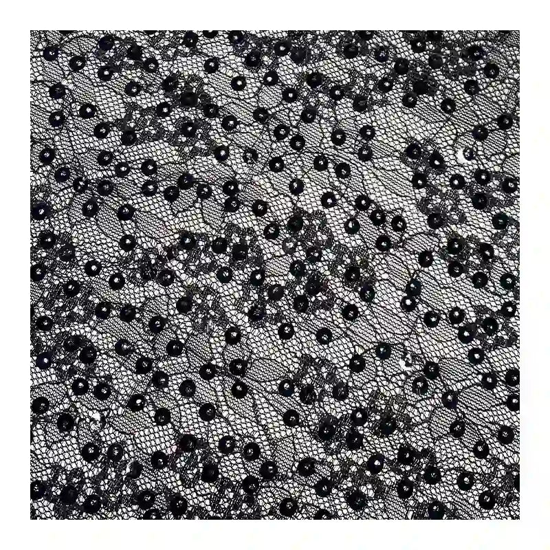 Gros plan sur le Tissu dentelle à sequins au mètre de Longan Craft France, un tissu de dentelle brodée non extensible pour robes de mariée, présentant un délicat motif floral orné de paillettes et de perles noires.