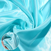 Satin liquide brillant au mètre de Longan Craft France, idéal pour robes de demoiselle d'honneur, drapé et froncé en turquoise. Un zoom montre la texture satinée et réfléchissante du tissu polyester parfait pour tenues de cérémonie.