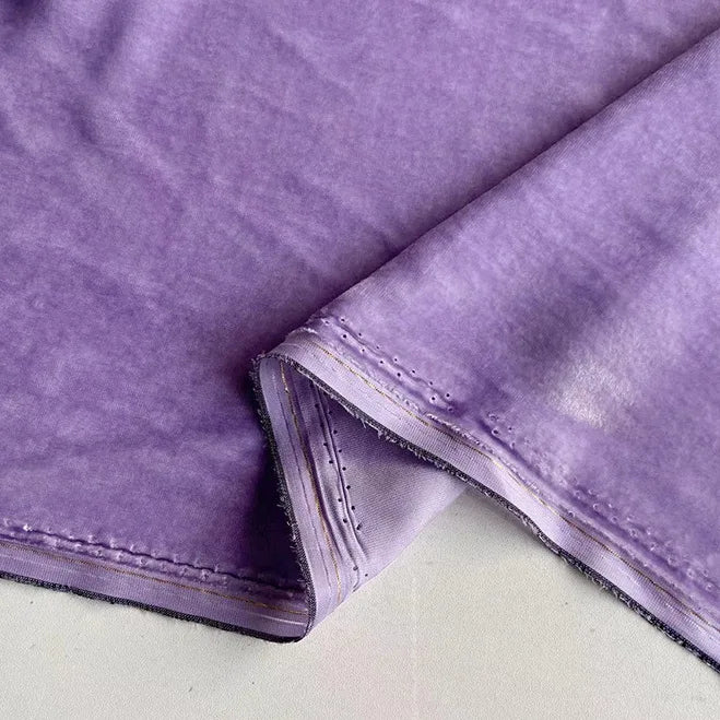 Gros plan sur le tissu velours de soie de mûrier doux de Longan Craft France, plié avec des coutures d'ourlet visibles et des bords qui se chevauchent, parfait pour les peignoirs, la couture, l'artisanat et la tapisserie.