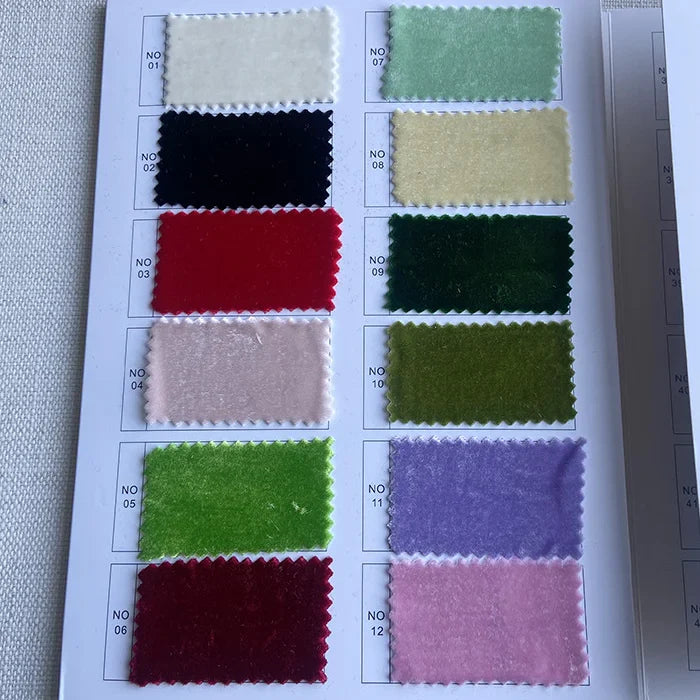Une carte d'échantillons de Longan Craft France présente douze échantillons numérotés de Tissu velours de soie au mètre, un velours de soie de mûrier doux et texturé de différentes couleurs, idéal pour les peignoirs, la couture, l'artisanat et la tapisserie.
