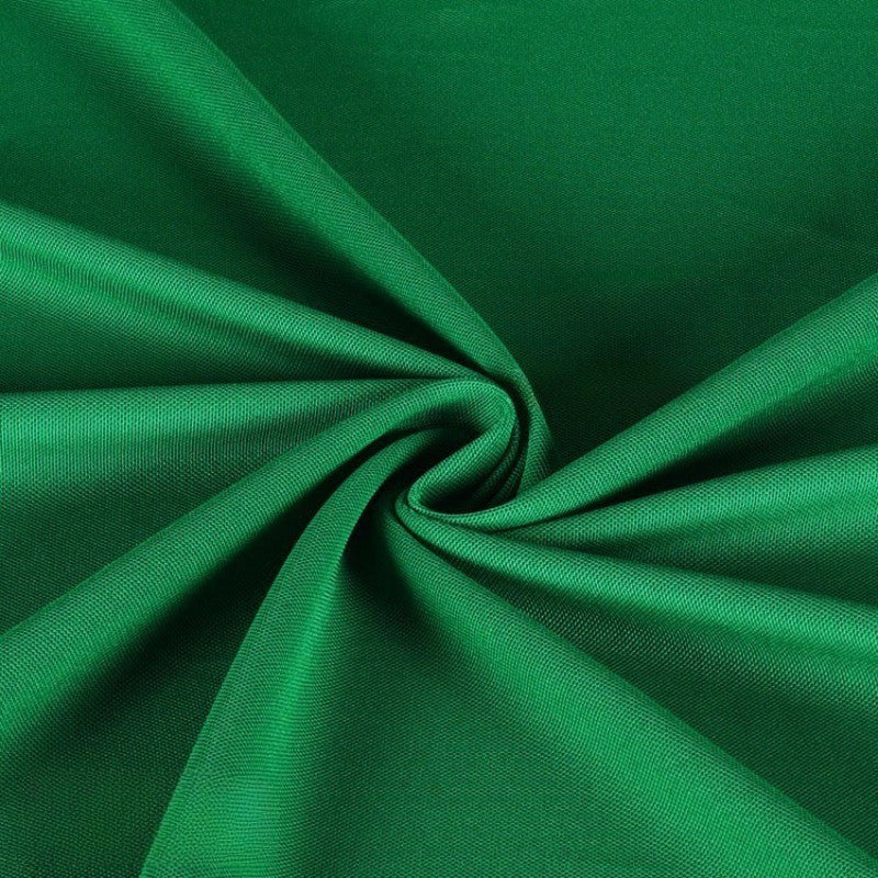 Un gros plan de Tissu piqué uni simple face au mètre de Longan Craft France montre une maille verte piqué fin d'été, proprement froncée au centre en plis souples et avec un léger motif en spirale, mettant en valeur sa texture lisse et raffinée pour les chemises à manches courtes DIY.