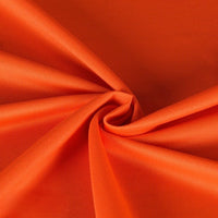 Le Tissu piqué uni simple face de Longan Craft France est présenté en orange vif, avec une maille piqué fine d'été, une texture lisse et un léger éclat. Il est rassemblé au centre, formant des plis doux et un motif torsadé.