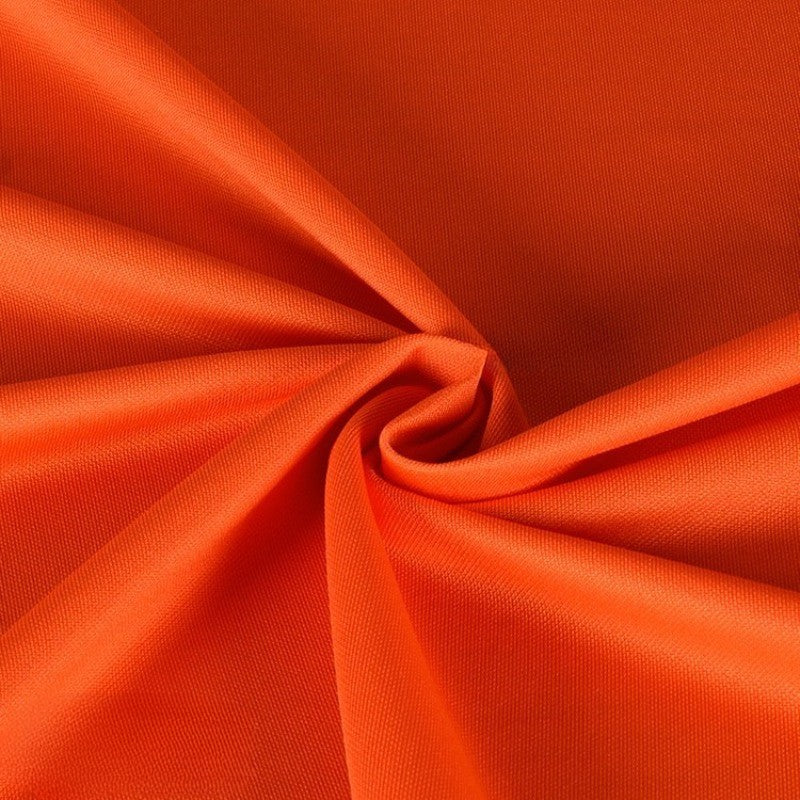 Le Tissu piqué uni simple face de Longan Craft France est présenté en orange vif, avec une maille piqué fine d'été, une texture lisse et un léger éclat. Il est rassemblé au centre, formant des plis doux et un motif torsadé.