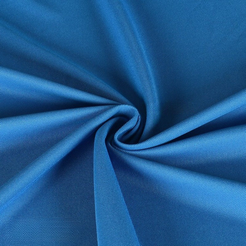 Gros plan sur le Tissu piqué uni simple face au mètre de Longan Craft France, une maille fine d'été au motif subtil, froncée au centre pour former des plis doux et des lignes rayonnantes - idéal pour les chemises à manches courtes DIY.