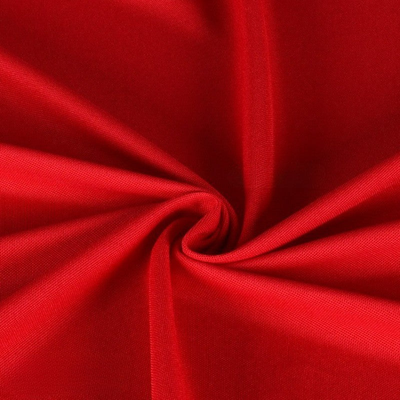 Gros plan sur le Tissu piqué uni simple face au mètre de Longan Craft France, un tricot d'été fin pour les chemises à manches courtes DIY, composé de polyester rouge lisse avec des plis doux et un motif en spirale au centre.
