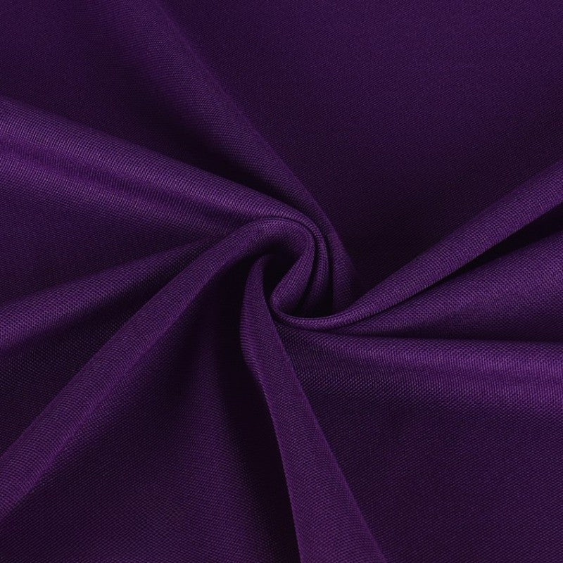 Gros plan sur le tissu piqué uni simple face au mètre de Longan Craft France : une fine maille piqué d'été d'un violet profond à la texture douce et légèrement brillante, torsadée pour laisser apparaître de légers plis - idéal pour les chemises à manches courtes DIY.